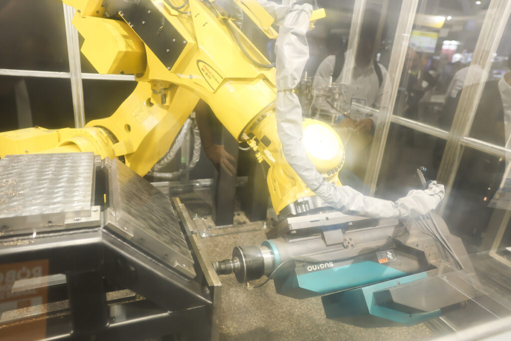 ロボットテクノロジージャパン2026（RTJ2026）のおいてファナックが展示したロボットマシニング（ロボット切削加工）