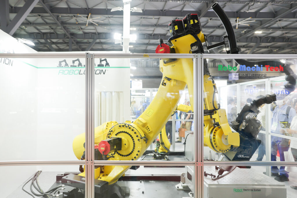 ロボットテクノロジージャパン2026（RTJ2026）のおいてトライエンジニアリングが展示したロボットマシニング（ロボット切削加工）